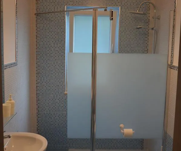 לינה וארוחת בוקר Biblos E Mare 3*